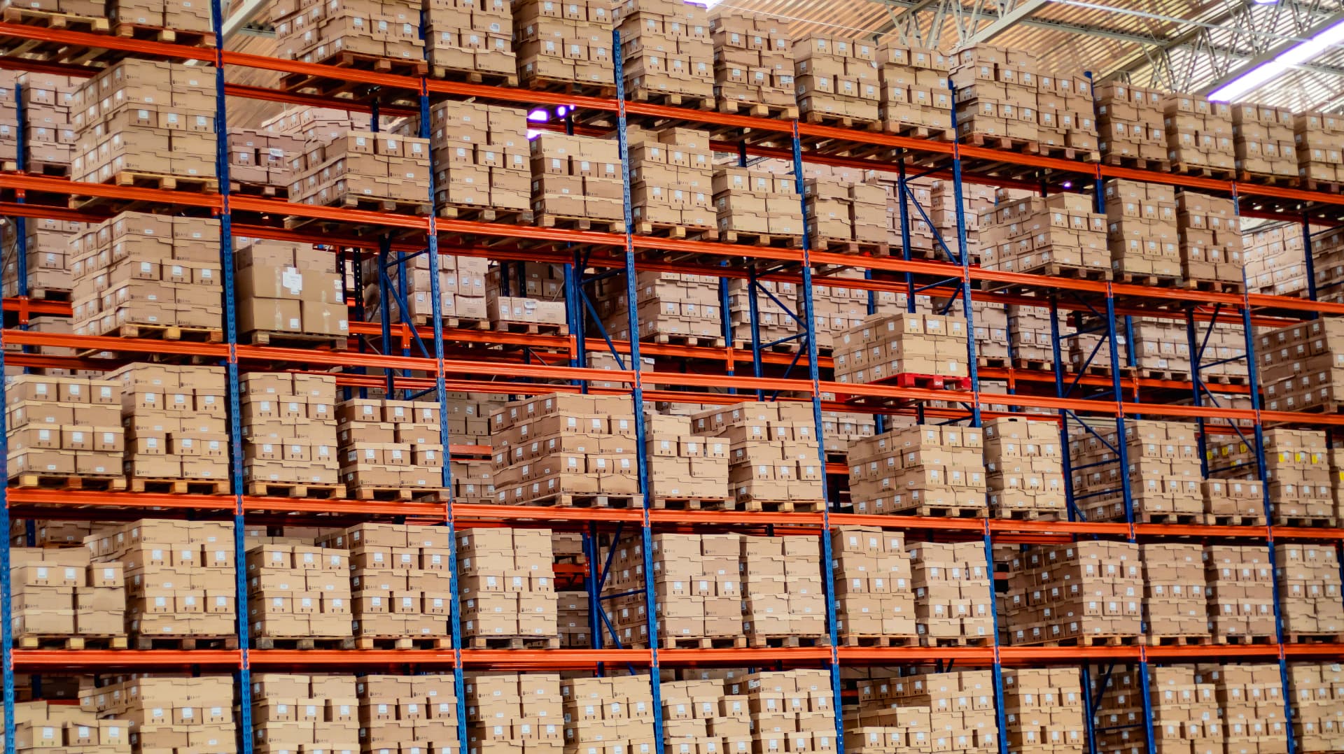 Estoque Cubbo em centro de distribuição com caixas armazenadas